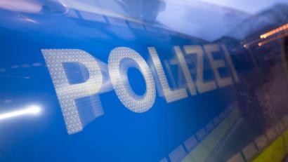 Symbolbild: Marijan Murat/dpa
Ein 64-jähriger E-Bike-Fahrer wurde in Nittenau wegen Trunkenheit gestoppt. Er fiel durch Schlangenlinien und eine Kopfverletzung auf.