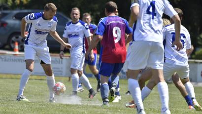 Bild: Hubert Ziegler
Der TuS Schnaittenbach (weiße Trikots) gewann das Auftaktderby der neuen Saison bei der SG Ehenfeld I/Hirschau II mit 3:0.