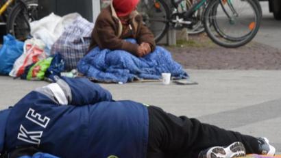 Symbolbild: Holger Hollemann/dpa
Damit es nicht soweit kommt, dass wohnungslose Menschen auf der Straße landen: Die Kreis-Caritas bietet ihre Hilfe an.