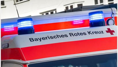 Bild: Peter Kneffel/dpa
Ein Krankenwagen brachte das schwer verletzte Kind in ein Krankenhaus. (Symbolbild)