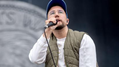 Bild: Hauke-Christian Dittrich/dpa
Prinz Pi: „Ich komme aus der Generation, da hat man noch sein Geld verdient, indem man Alben verkauft hat, auf CD.“ (Archivbild)