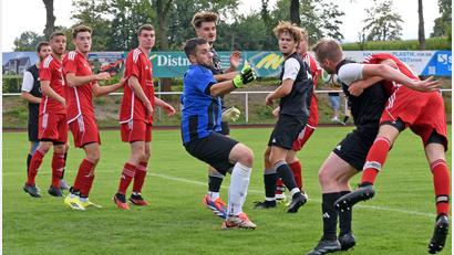Bild: Rudi Gebert
Der TSV Konnersreuth (rote Trikots) gewann das Stiftlandderby bei der SpVgg Wiesau mit 2:1. Das Bild zeigt eine brenzlige Situation vor dem Wiesauer Gehäuse.