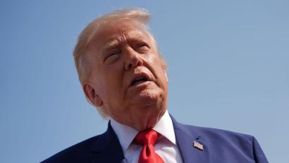 Bild: Julia Demaree Nikhinson/AP/dpa
US-Präsident Donald Trump pausierte die Angriffe im Iran nach eigenen Angaben auf Bitten der Vermittlerländer. (Archivbild)