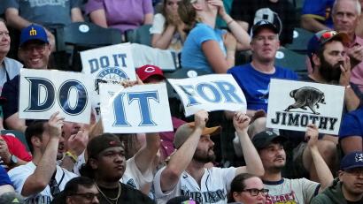 Bild: Lindsey Wasson/AP/dpa
„Do it for Jimothy“: Selbst bei einem Baseballspiel der Seattle Mariners wurde der knubbelige Waschbär gefeiert.