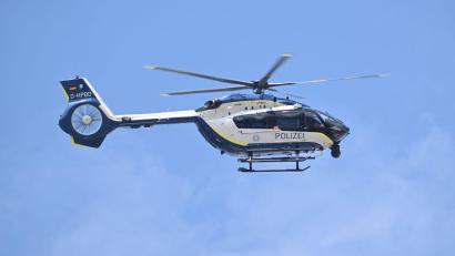 Bild: Felix Hörhager/dpa
Bei der Suche nach den Tätern kam auch ein Polizeihubschrauber zum Einsatz. (Symbolbild)