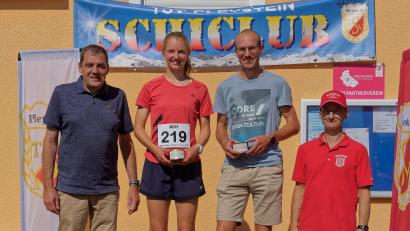 Bild: Thomas Enslein
Die Tagesschnellsten, Laetitia Birner und Korbinian Völkl (Mitte), freuen sich über die Glückwünsche von Bürgermeister Werner Rieß (links) und Christian Enslein.