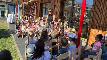 Bild: Richard Brunner
Inmitten der Kinderschar schneidet Anette Zwack das Band durch, das symbolisch den Eintritt in den Ruhestand darstellt.