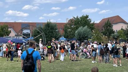 Bild: Susanne Schwab
Besonders am frühen Sonntagnachmittag waren viele Familien gekommen, um mitzumachen und das Kinderfest zu genießen.
