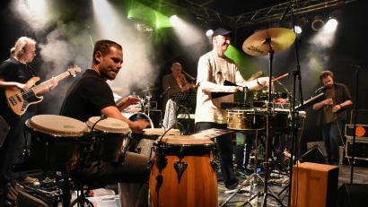 Bild: Uwe Nitzl
Die „kleine“ Bigband Hot Cargo spielt im Innenhof der Regionalbibliothek Weiden.