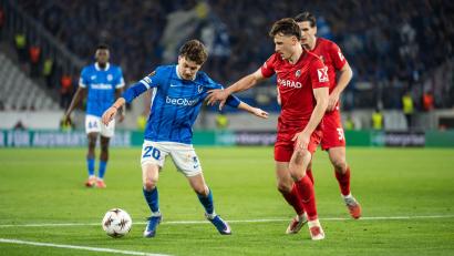 Bild: Silas Stein/dpa
Konstantinos Karetsas (l) dürfte zum BVB wechseln. (Archivbild)
