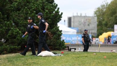 Bild: Nick Wagner/The Seattle Times/AP/dpa
Bewaffnete Einsatzkräfte rückten zum Seattle Center aus.