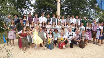 Bild: Heidi Kurz
Die Kirwapaare und die Generationengruppe bei der Kirwa in Mosenberg-Ranna.