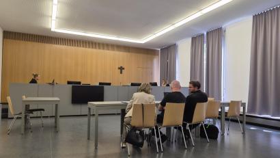 Bild: lue
Der Angeklagte sitzt in der Mitte zwischen seiner Dolmetscherin und seinem Verteidiger. Der 53-Jährige trägt Fußschellen, da er bereits eine Haftstrafe in der JVA-Amberg verbüßt.