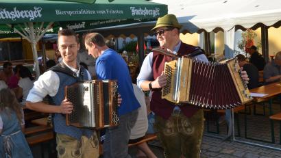 Bild: Elisabeth Dobmayer
Bastian Bäumler aus Waldthurn (links) und Armin Pösl aus Nabburg sorgten beim Dorffest in Waldau für beste Stimmung.