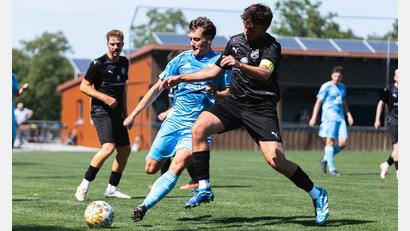 Bild: Hannah Dirscherl
Die DJK Ensdorf startet mit einem 5:2-Erfolg gegen den TSV Königstein in die Saison. Im Bild: Luca Götz (blau) trifft auf Kapitän Yannick Hutzler (schwarz).