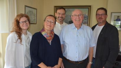 Bild: Josef Rosner
Erich Uschold (zweiter von rechts) feierte am Montag seinen 90. Geburtstag gemeinsam mit seiner Schwiegertochter Birgit, Tochter Christina, Sohn Tobias und Bürgermeister Stephan Schübel (von links).