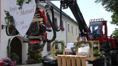 Bild: Konrad Rosner
Mit einem Harvester fuhr das Brautpaar von der Pfarrkirche davon.