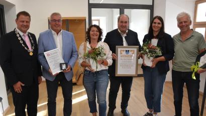 Bild: Josef Rosner
Im Bild die ausgeschiedenen Stadträte und Ortssprecher (von links), mit Bürgermeister Stefan Grillmeier, Bernhard Waidhas, Nicole Schuller, Josef Schwägerl, Andrea Lugert-Hoffmann und Manfred Sommer. Es fehlen Dr. Achim Nemsow, Christoph Hampel und Matthias Weiß.