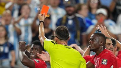 Bild: Ed Zurga/AP/dpa
Hier schickt João Pinheiro den Schweizer Embolo vom Platz. (Archivbild)