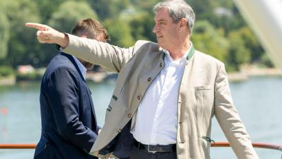 Bild: Peter Kneffel/dpa
Markus Söder leitet eine Kabinettssitzung an ungewohntem Ort.