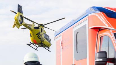 Bild: Julian Stratenschulte/dpa
Ein Rettungshubschrauber brachte den schwer verletzten Mann ins Krankenhaus. (Archivbild)