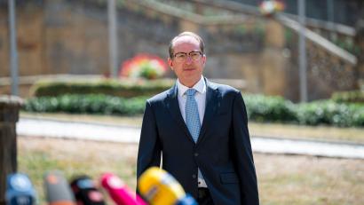 Bild: Daniel Vogl/dpa
Innenminister Dobrindt plädiert für Ausweitung der Überwachungsmöglichkeiten.