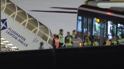 Bild: Sebastian Willnow/dpa
Am frühen Dienstagmorgen startete erneut ein Abschiebeflug von Leipzig-Halle nach Afghanistan.