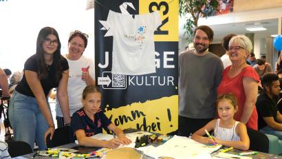 Bild: Rudolf Hirsch
Beim Familienfest im "Metropol" in Schwandorf ließen Mitarbeiter des Jugendtreffs und des Migrationsdienstes die Kinder T-Shirts mit der Aufschrift "Vielfalt feiern" beschriften.