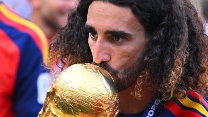 Bild: Tom Weller/dpa
Spaniens Weltmeister Marc Cucurella hat sich ein Tattoo seines Trainers auf den Arm stechen lassen. (Archivbild)