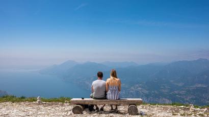 Bild: Daniel Reinhardt/dpa
Der Gardasee wird auch in diesen Sommerferien Ziel vieler bayerischer Urlauber sein. Eine gar nicht so kleine Minderheit kann sich aber keine Ferienreise leisten. (Symbolbild)