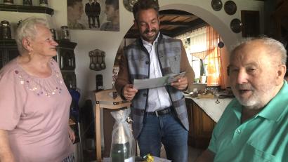 Bild: Werner Robl
Zur Eisernen Hochzeit der Eheleute Erika und Josef Meierl aus Wiesau gratulierte Bürgermeister Michael Dutz.