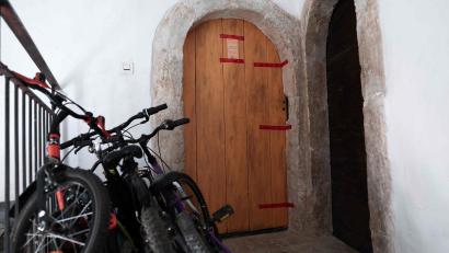 Bild: Thibaud Moritz/AFP/dpa
Im Haus einer Familie in Orange machen Fahnder einen Horrorfund.