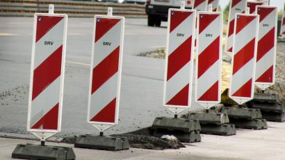 Symbolbild: Jan-Peter Kasper/dpa
Ein Unbekannter hat eine unbeleuchtete Warnbake auf die Fahrbahn der B22 bei Kemnath gestellt.