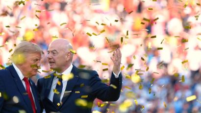 Bild: Jacquelyn Martin/AP/dpa
FIFA-Präsident Gianni Infantino pflegt ein enges Verhältnis zu Präsident Donald Trump. (Archivbild)