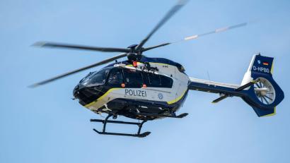 Bild: Stefan Puchner/dpa
Auch ein Polizeihubschrauber war bei der Suche nach der Familie im Einsatz. (Symbolbild)