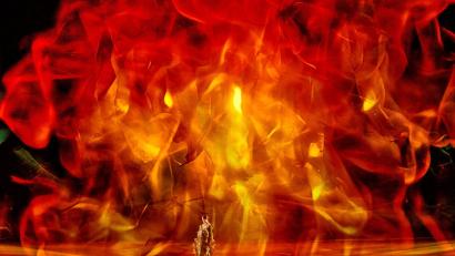 Bild: Enrico Nawrath/Bayreuther Festspiele/dpa
Die KI setzt die Bayreuther Bühne in Flammen.
