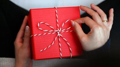 Bild: Elisa Schu/dpa
Eine Geschenkbox für sich selbst: Rund 2000 Euro geben die Bundesbürger nach einer Umfrage pro Jahr für "Ich-Geschenke" aus.