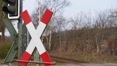 Bild: Marcus Brandt/dpa
Unbeschrankte Bahnübergänge sind sehr gefährlich - immer wieder kommt es hier zu schweren Unfällen. (Illustration)