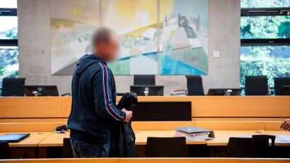 Bild: Daniel Vogl/dpa
Der Angeklagte war zur Tatzeit 17 Jahre alt. (Archivbild)
