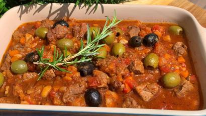 Bild: Michael Schiffer
In einem Sud aus Tomaten, Chianti, Gemüse, Knoblauch und Rosmarin wird das Fleisch im Ofen geschmort.