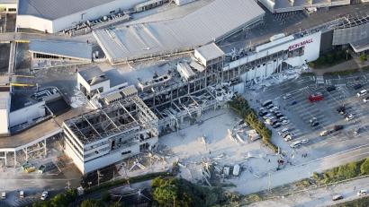 Bild: kyodo/dpa
In einem schwer beschädigten Einkaufszentrum galten noch mehrere Menschen als vermisst.