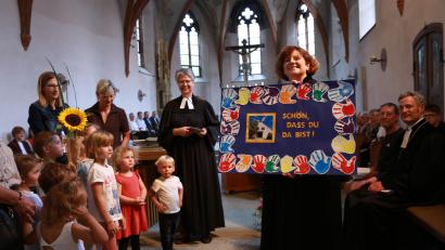 Bild: Michael Meier
Die Kinder der Kita Lorenzreuth sangen ihren neuen Pfarrerin ein Lied und übergaben ein buntes Plakat mit der Aufschrift „Schön dass Du da bist“.