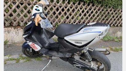 Bild: Polizeiinspektion Weiden
Ein Rollerfahrer ohne Versicherung und Fahrerlaubnis flüchtet in Weiden vor der Polizei. Die Beamten suchen nun nach Zeugen.