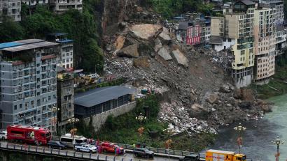 Bild: Andy Wong/AP/dpa
Die Rettungskräfte hatten zuletzt einen vermissten Kleinbus in den Trümmern entdeckt. (Archivbild)