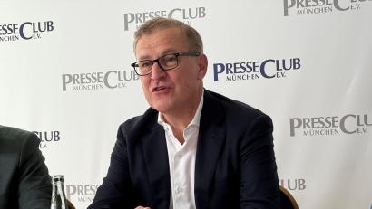 Bild: Christian Kunz/dpa
Jan-Christian Dreesen spricht über die Bayern-Haltung zu Michael Olise.