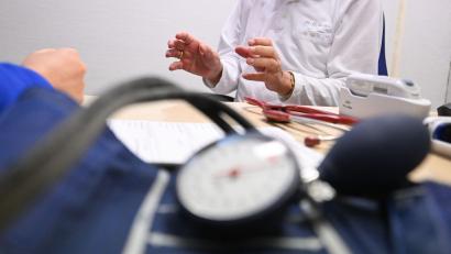 Symbolbild: Bernd Weißbrod/dpa
Medizinische Fachkenntnis beiderseits der Grenze soll zum Wohl der Patienten besser verfügbar gemacht werden. Das ist das Ziel eines Projektes, an dem der Landkreis Tirschenreuth teilnimmt.