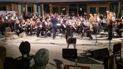 Bild: mab
Die Musikkapelle und die Evolution Brass Band begeisterten bei der Sommerserenade der Musikkapelle Schwarzenfeld das Publikum.