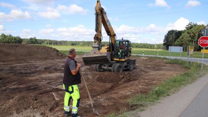 Bild: Thomas Dobler
Die Baustelle an der Kreuzung der Kreisstraße SAD 3 bei Irrenlohe (Schwarzenfeld): Ziel ist es, einen seit Jahren bekannten Unfallschwerpunkt zu entschärfen und zugleich die Straße auf rund 1,8 Kilometern bis Schwarzenfeld zu sanieren.