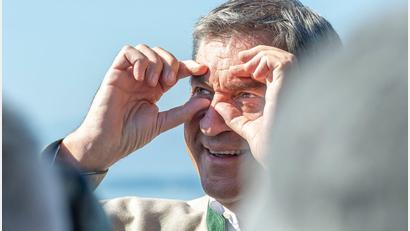 Bild: Peter Kneffel/dpa
Markus Söder leitet eine Kabinettssitzung an ungewohntem Ort.