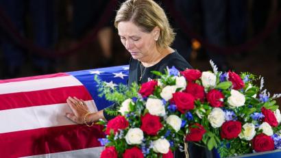 Bild: Nathan Howard/Pool Reuters/AP/dpa
Nach dem Tod von Senator Lindsey Graham setzte sich die auf seinen Sitz nachgerückte Schwester Darline Graham für das Gesetz ein. (Archivbild)
